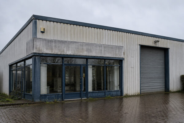 Commercial premises before a spray painting transformation in Leighton Buzzard